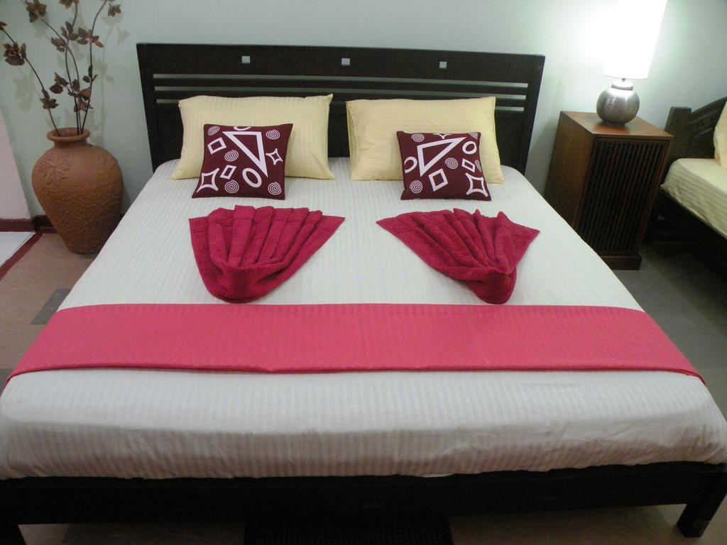 Henderson Airport Residence Negombo Phòng bức ảnh