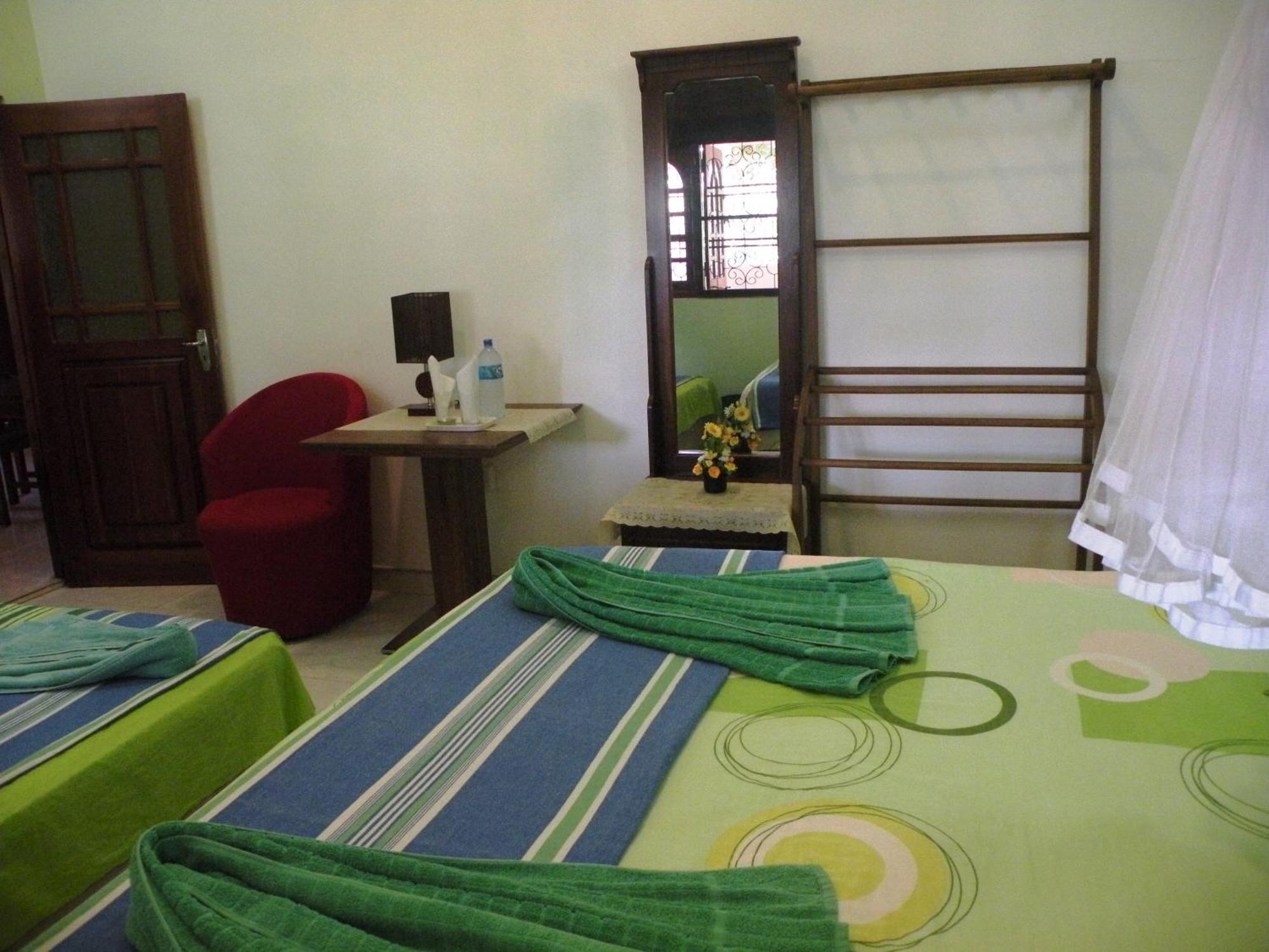 Henderson Airport Residence Negombo Phòng bức ảnh