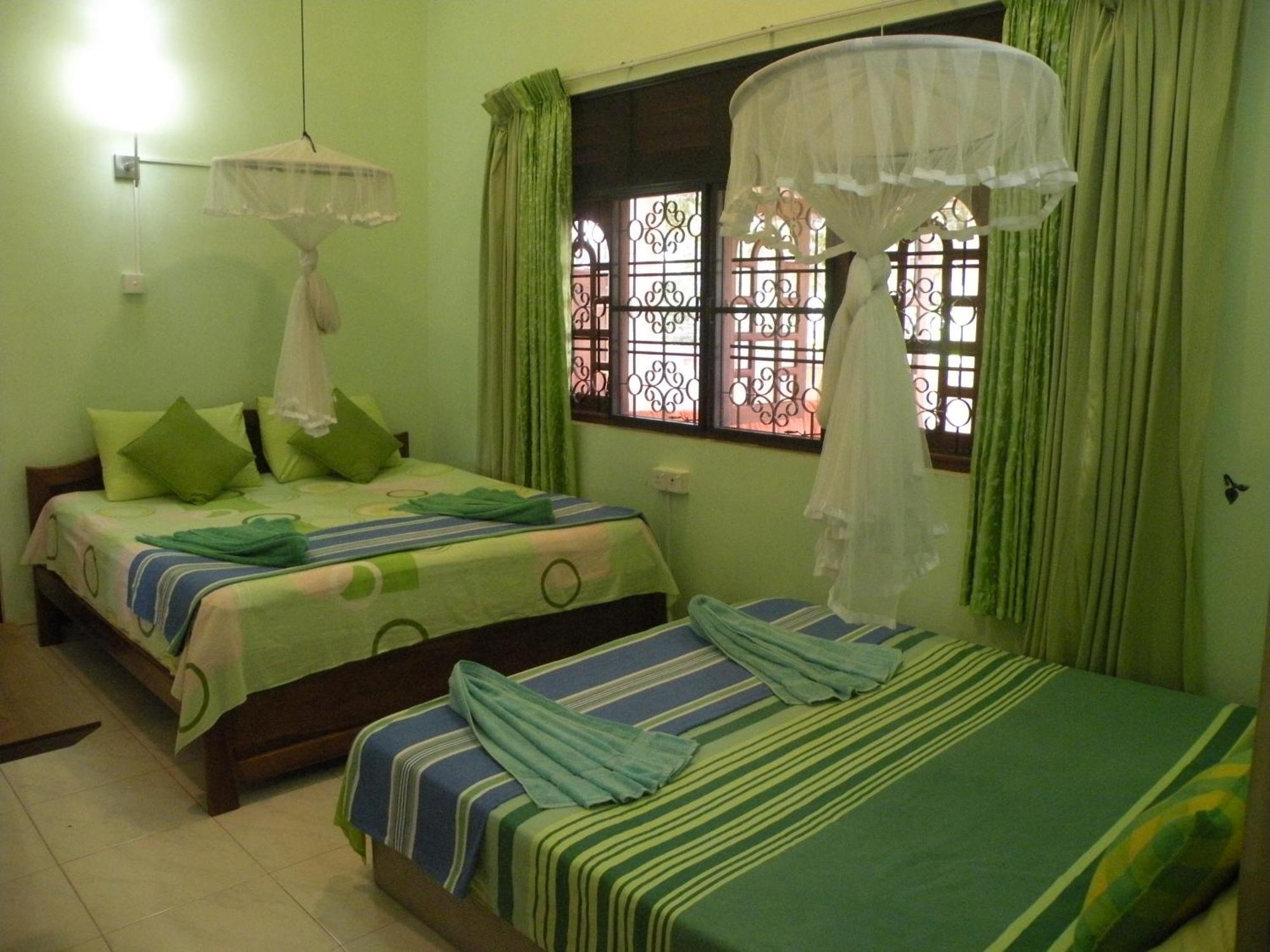 Henderson Airport Residence Negombo Phòng bức ảnh