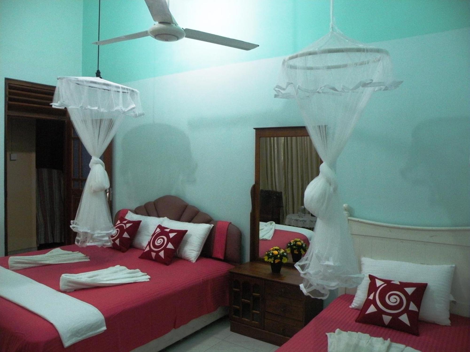 Henderson Airport Residence Negombo Phòng bức ảnh