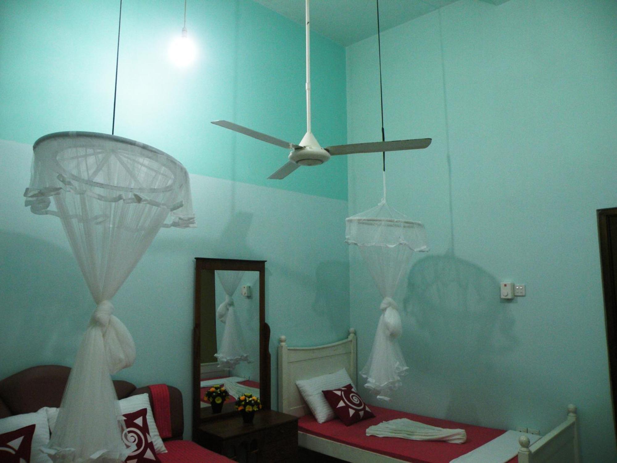 Henderson Airport Residence Negombo Phòng bức ảnh
