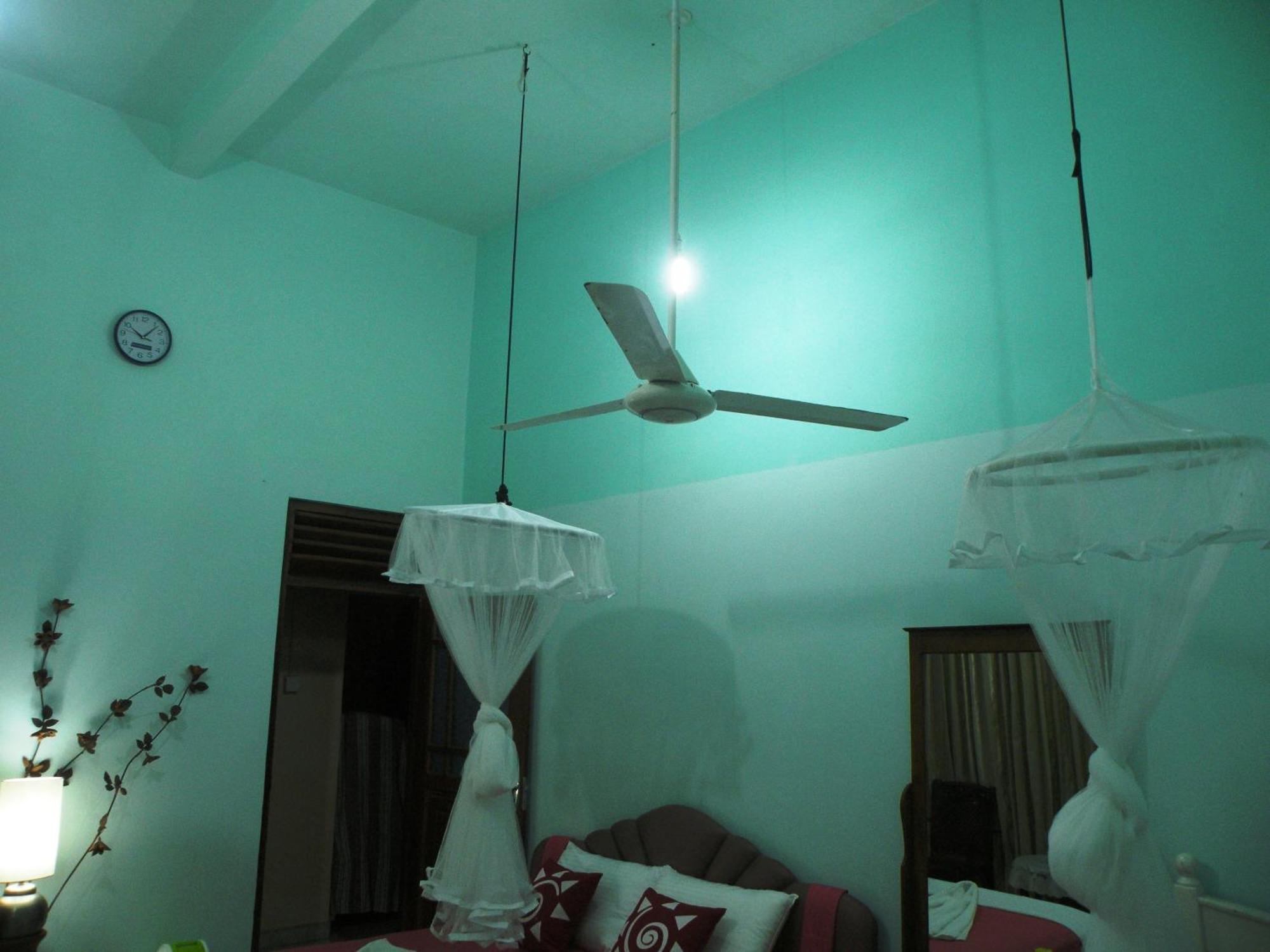 Henderson Airport Residence Negombo Phòng bức ảnh