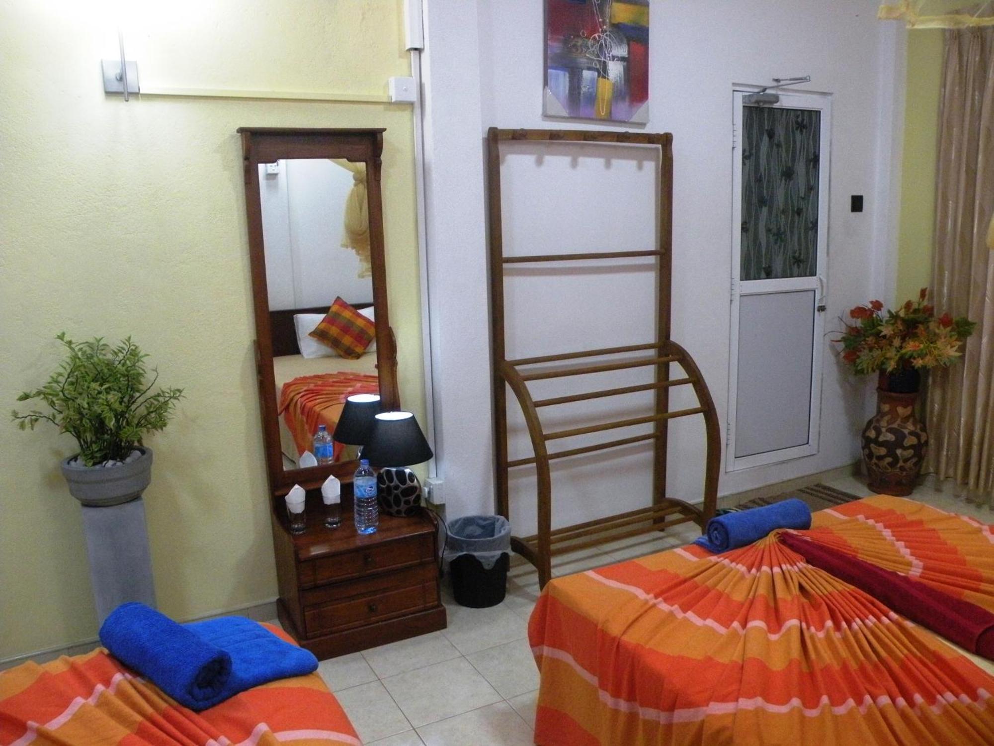 Henderson Airport Residence Negombo Phòng bức ảnh
