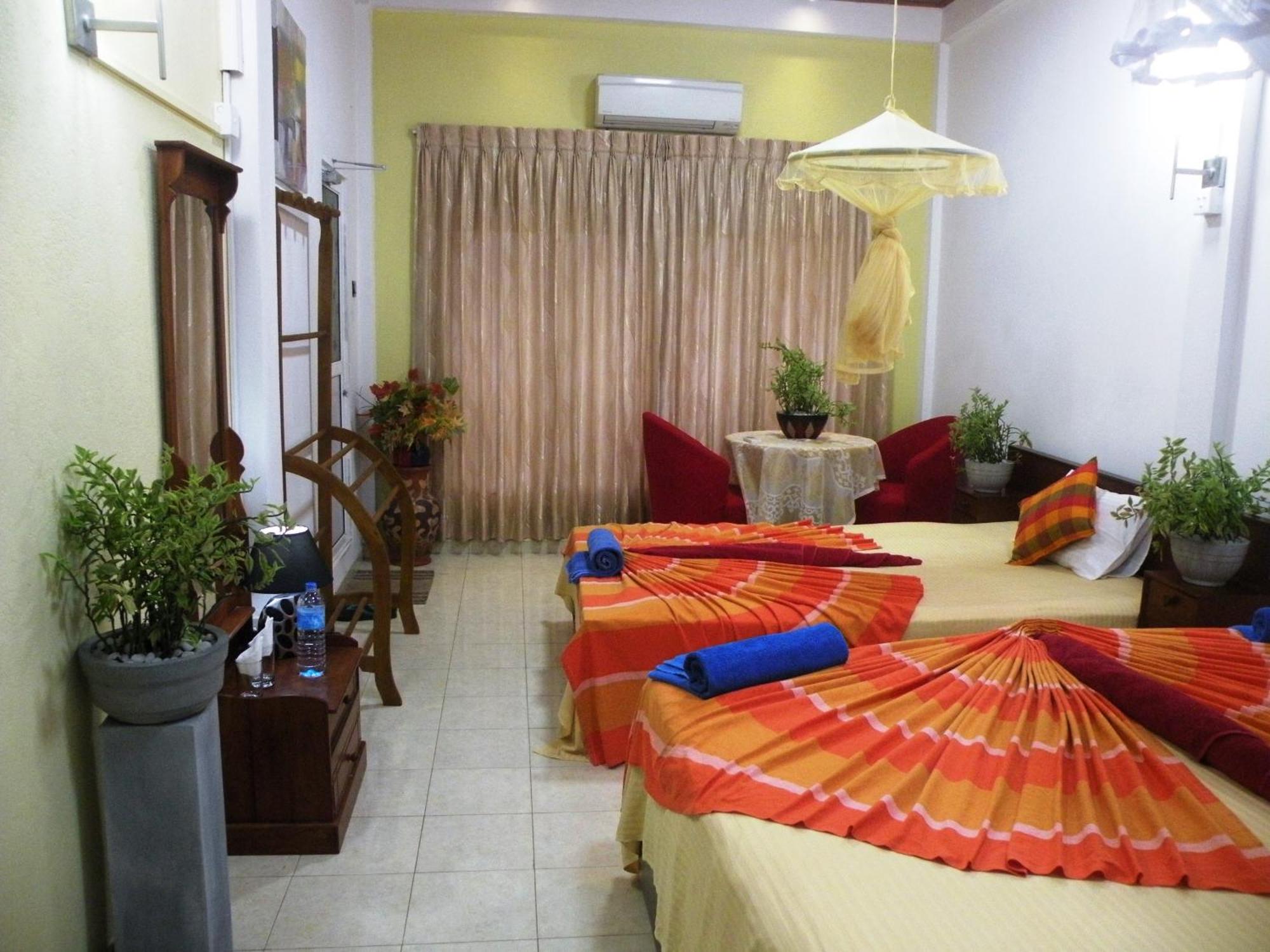 Henderson Airport Residence Negombo Phòng bức ảnh