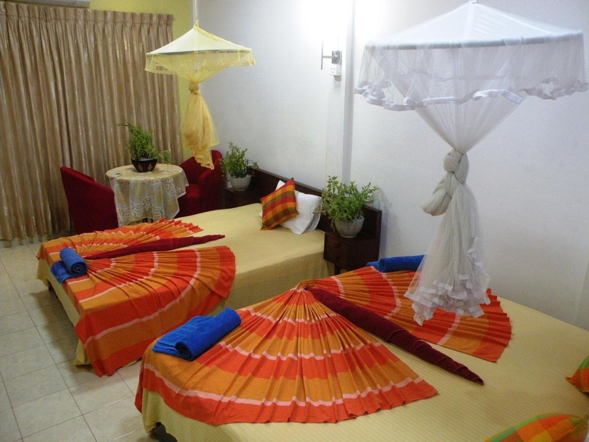 Henderson Airport Residence Negombo Phòng bức ảnh