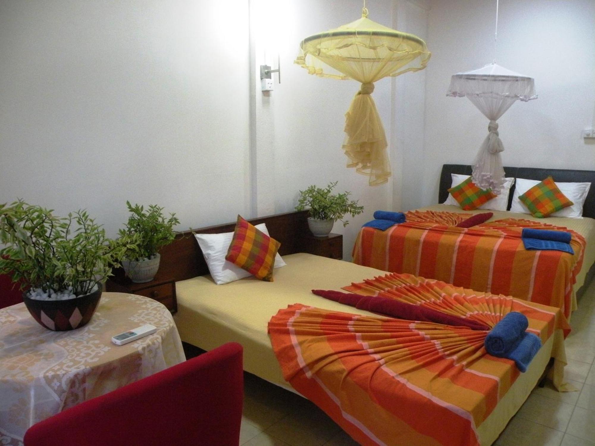 Henderson Airport Residence Negombo Phòng bức ảnh