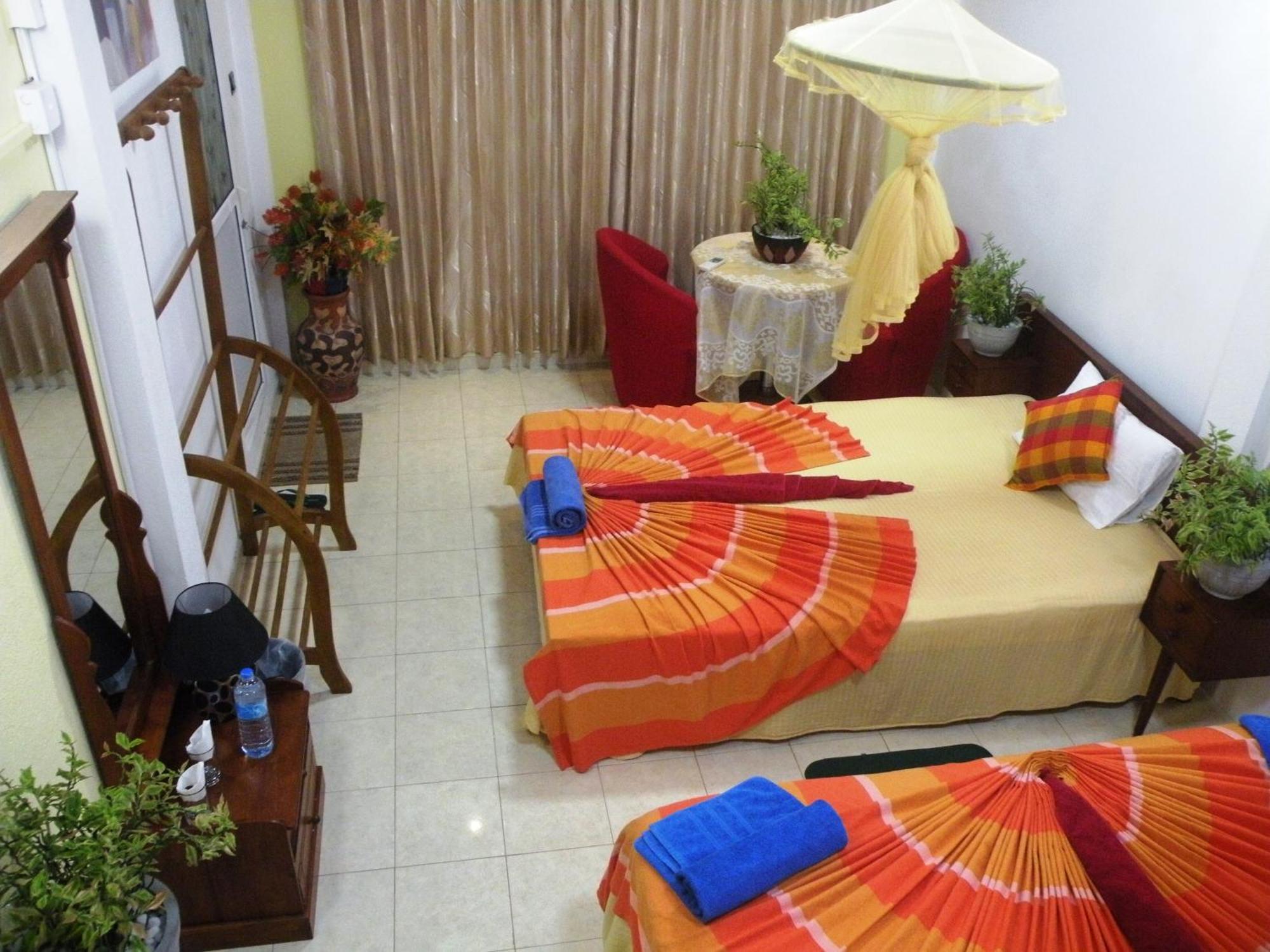 Henderson Airport Residence Negombo Phòng bức ảnh