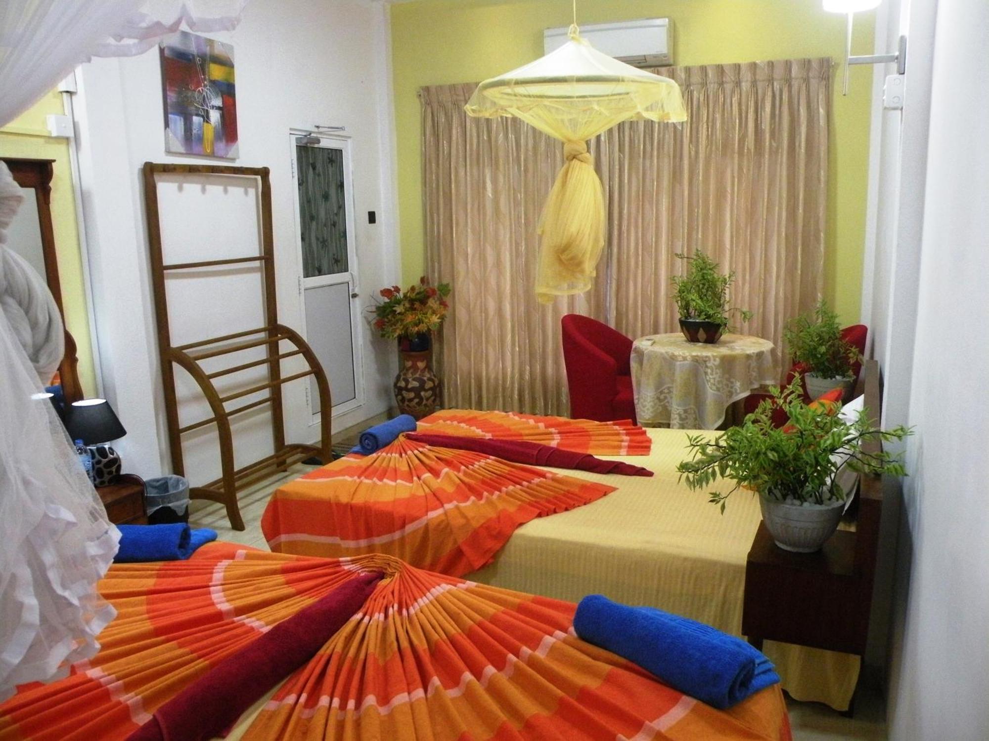 Henderson Airport Residence Negombo Phòng bức ảnh
